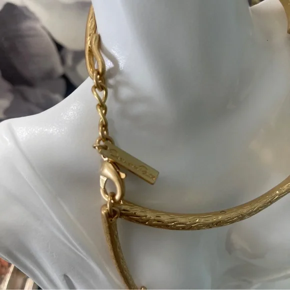 OSCAR DE LA RENTA Magnolia Resin Flower Necklace & Earrings (White & Gold)
